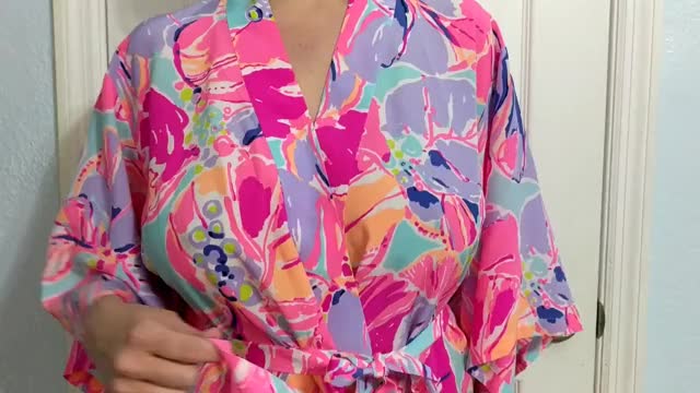 /u/bustygoddess opens the "kimono"