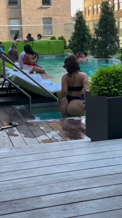 Poolside thot