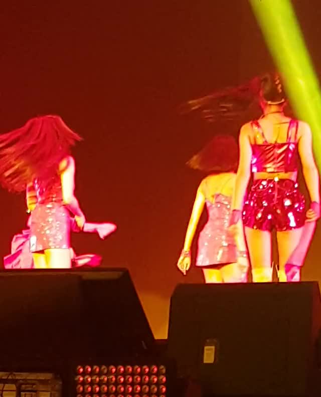 NaMo ass shake