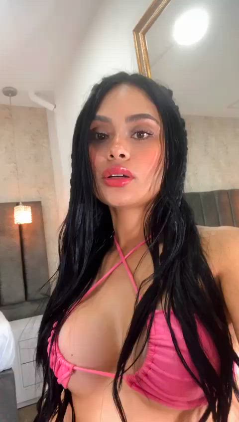 https://chaturbate.com/b/nicolle_sanchez_/