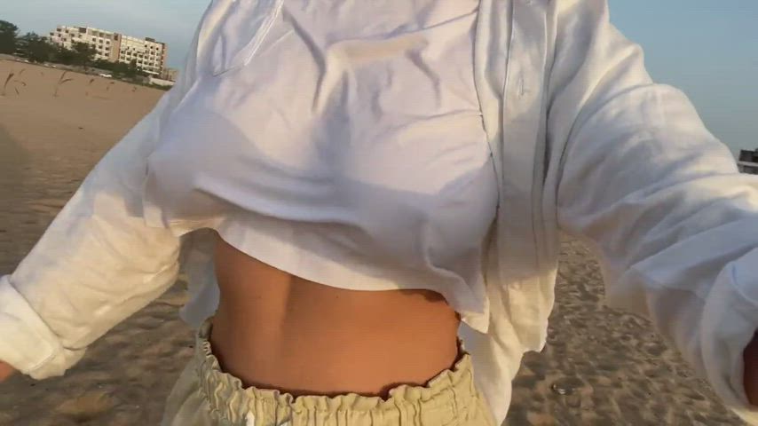 bouncing tits braless natural tits pokies public underboob gif