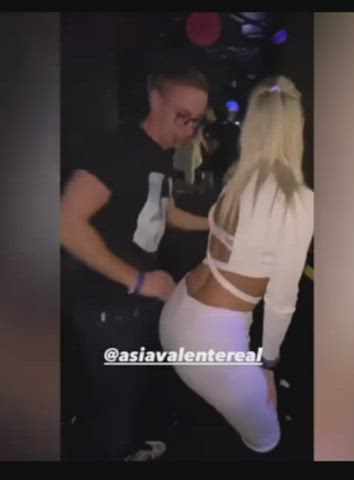 Italian influencer twerks on a lucky guy in disco