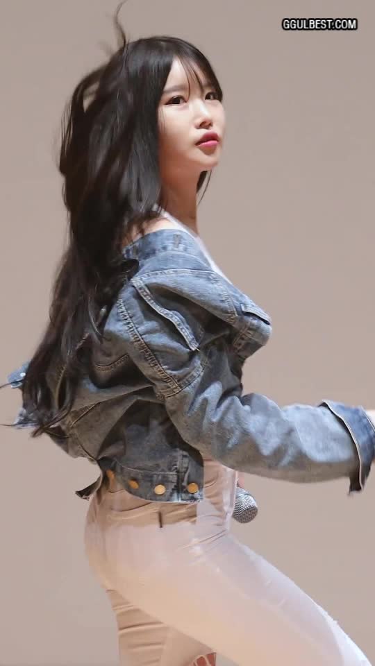 Pocket Girls Yeonji Tight white pants.gif