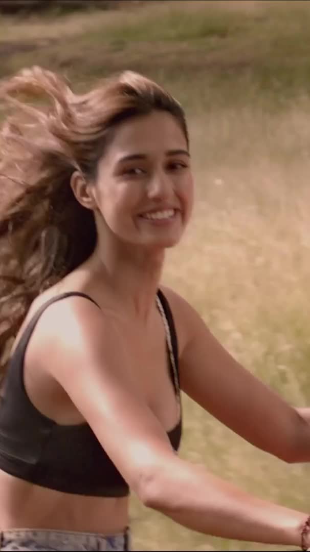 Disha Patani little bounce! JerkOffToDesiCelebs (2)