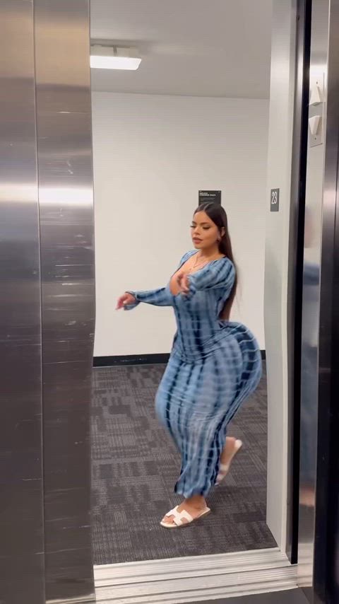 Bolted Latina 🇵🇦 Booty in Elevator