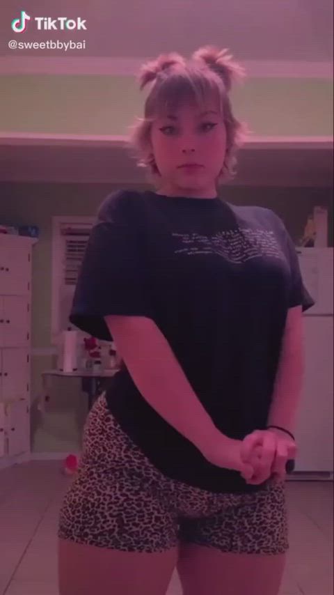 jiggle jiggling pawg tiktok twerking phat-ass-white-girls gif