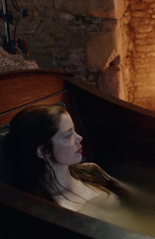 Charlotte Hope in The Spanish Princess (TV Mini-Series 2019– ) [S01E01] - Cropped