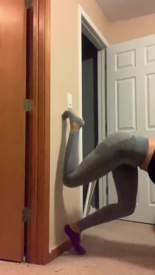 Macaiyla - Handstand 1