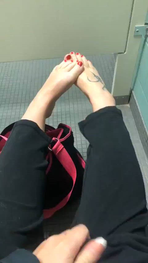 amateur fansly feet feet fetish justforfans nails onlyfans polish toes usa gif