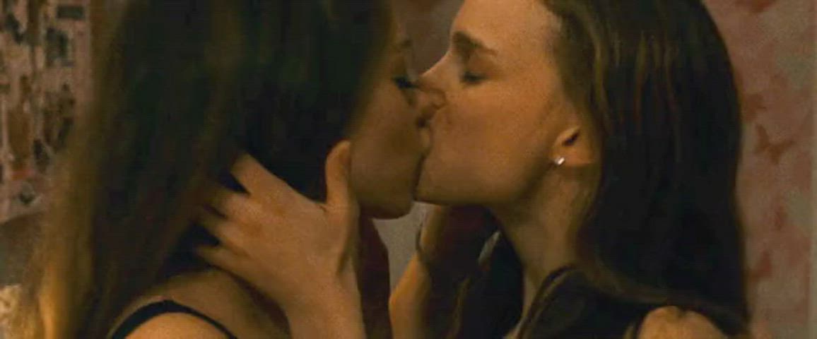 kissing mila kunis natalie portman gif