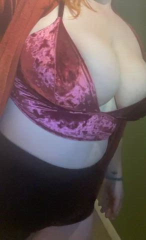 Doesn’t take much for my big tits to bounce out of this bra