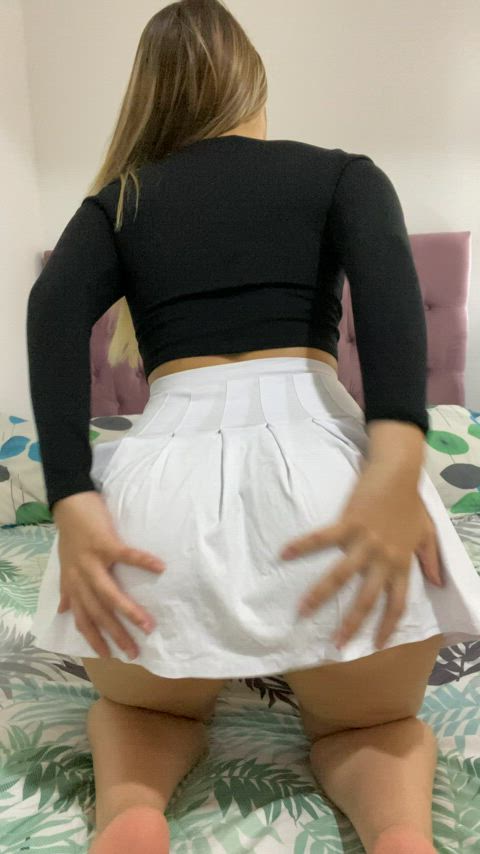You wouldn't expect this big ass under this tiny skirt