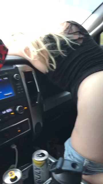Blonde Pawg Gets Fingered in Car