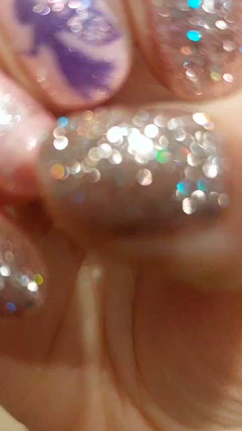 Sparkly nails for Christmas: because nothing says holiday cheer like a little glitz!