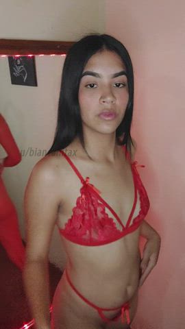 Hola, 18 y/o Venezuelan here! I think I look great in Red, don't you?