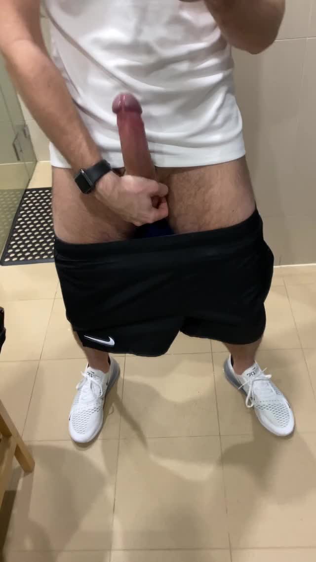 Love playing with my cock in the gym bathrooms.