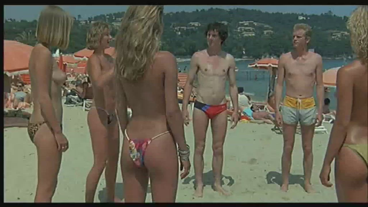 Distraction en jouant au ballon (Les Branchés à Saint-Tropez (FR1983)) (3/3)