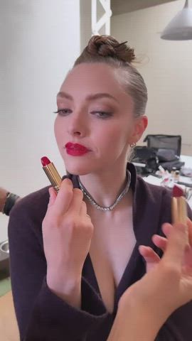 amanda seyfried big tits cleavage gif