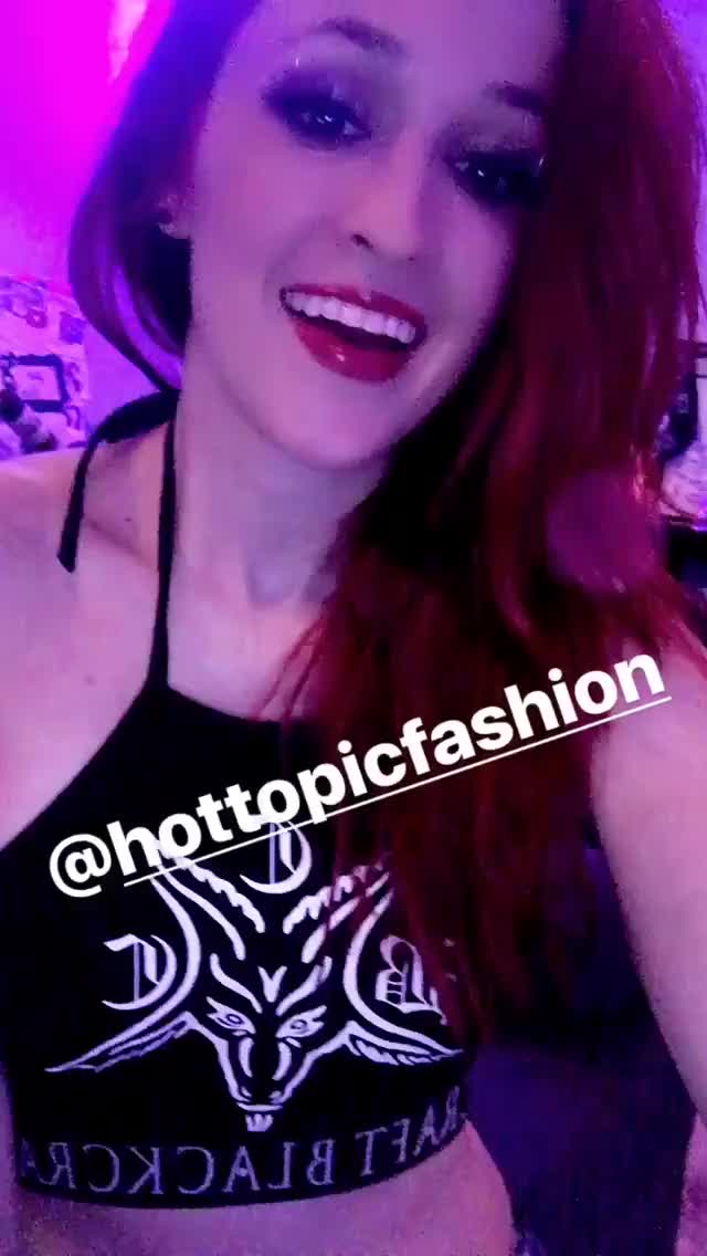 Jaclyn Glenn hot Topic ad