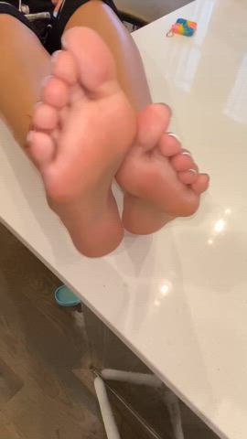 Who’s going to come clean these feet ? 👅