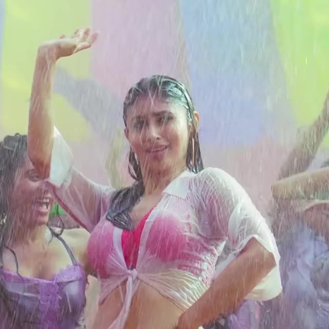 Mouni-Roy-wet-Holi