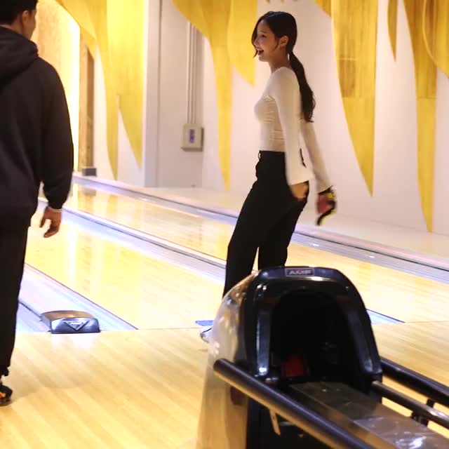 [MOMOLAND] Yeonwoo Bowling #7
