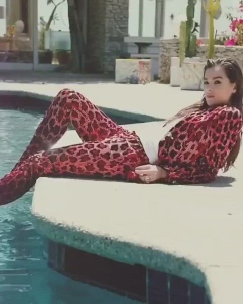 Hailee Steinfeld Hot