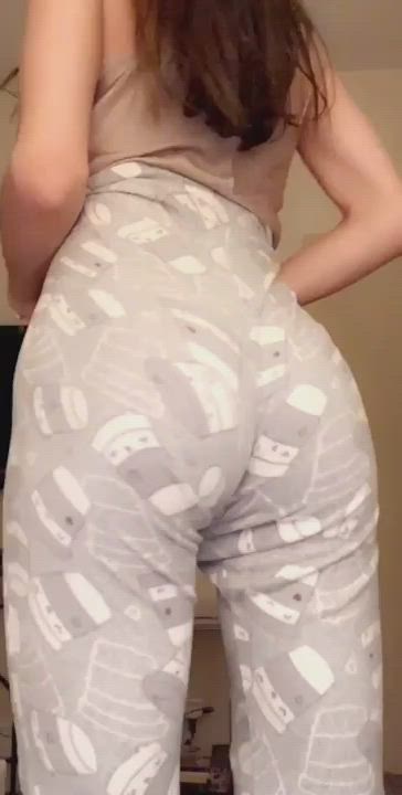 Hot girl shows her ass