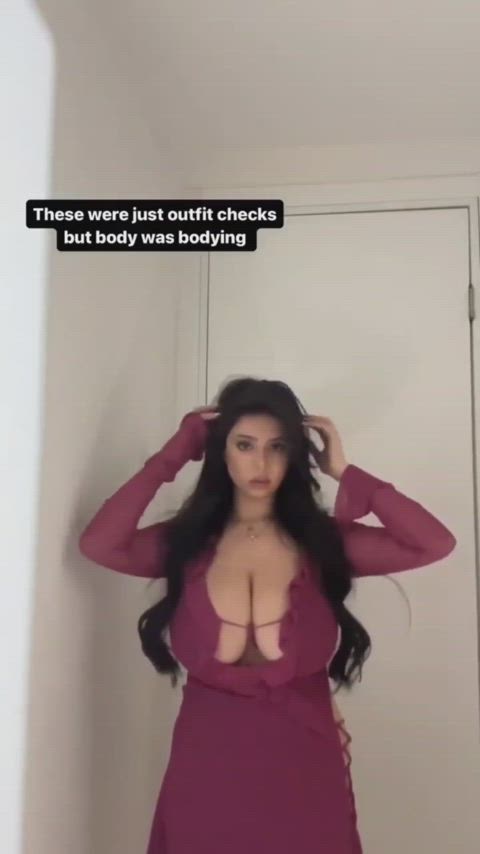 busty cleavage huge tits curvy-chicks gif