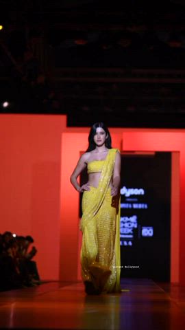 Petite babe Shanaya flaunting her body in that sexy yellow saree