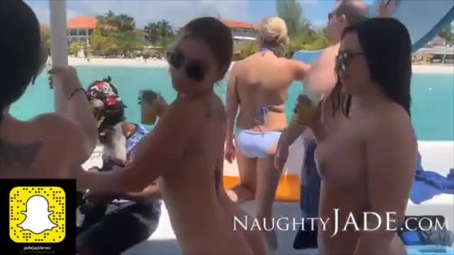 Jade Jayden plug reveal bikini public  twerk