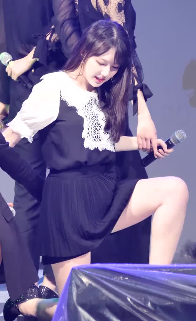 180919 여자친구 예린 (GFRIEND Yerin) Thigh Jiggle 2