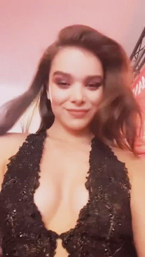 brunette cleavage hailee steinfeld gif