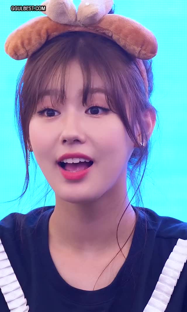 (G)I-DLE MIYEON Fan Signing Close Up.gif