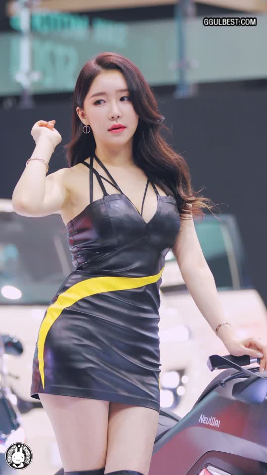 Racing Model Min Chaeyun Sleeveless Dress .gif