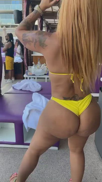 Twerking in Yellow Bikini