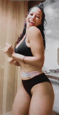 Latina milf dancing (@__belmax__)