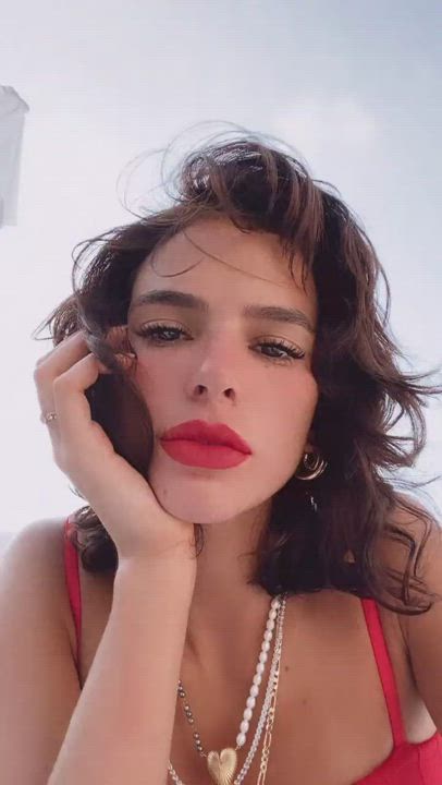 Bruna Marquezine lips are so inviting for a great blowjob !