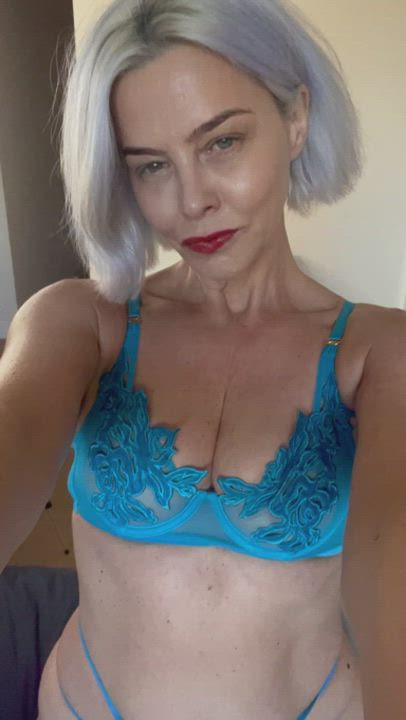 What‘s your opinion on older MILFs?