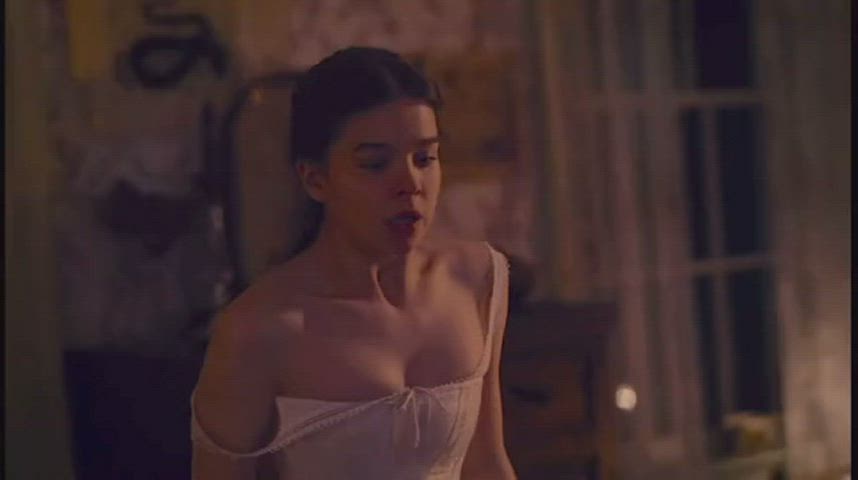 celebrity hailee steinfeld sexy gif