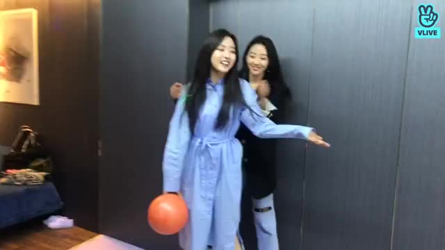 V LIVE - [이달의 소녀] 제2회 이달의 소녀 엉망징창 '볼링'대회