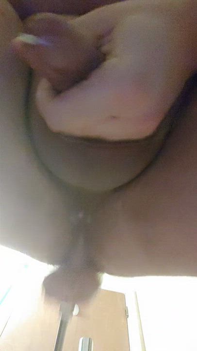 Bottom drips cum while taking fuck machine doggy