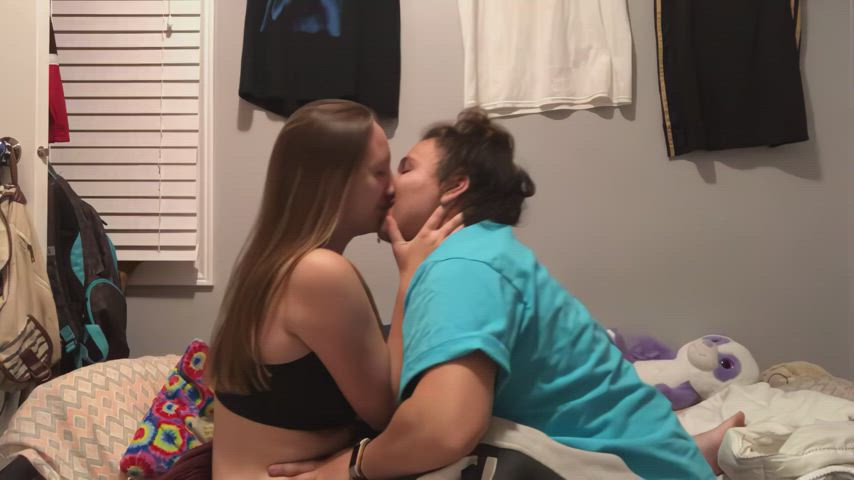 girlfriend girls kissing lesbian teen turkish gif