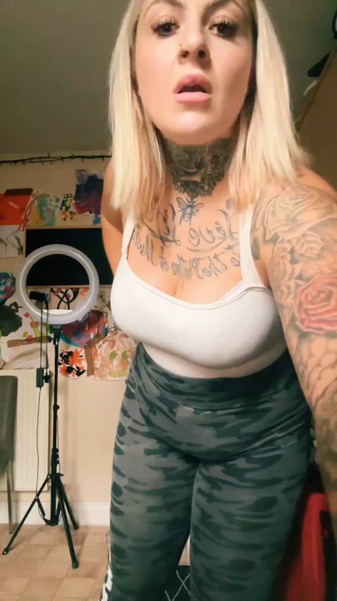 amateur bbw big tits chubby fart fart fetish natural tits tattooed white girl gif