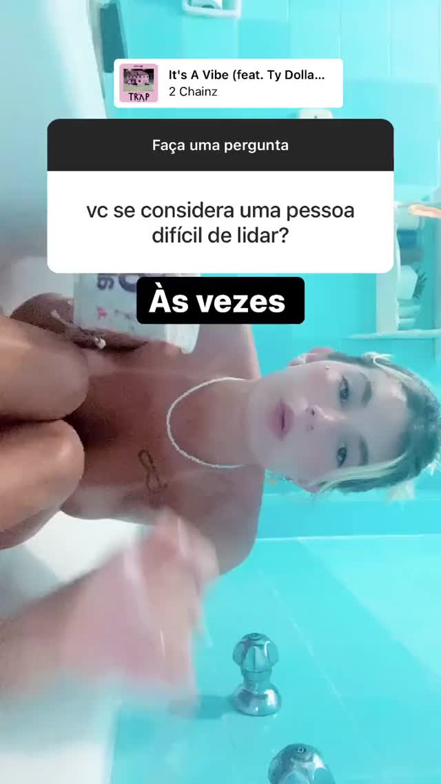 Manu (sirus42) pagando peitinho