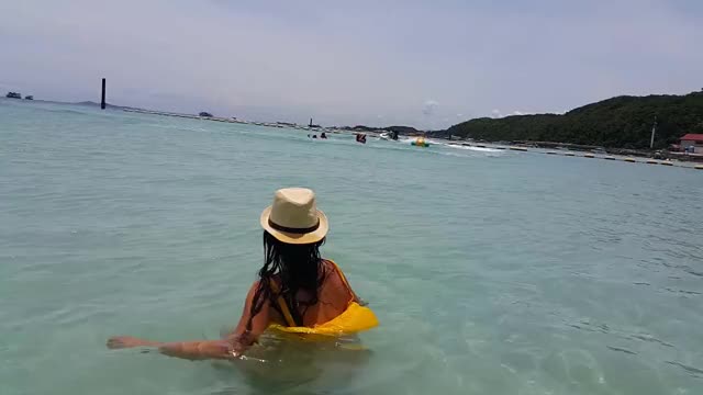 Up Yellow Dress NO PANTIES in Public # Bull Plug flash at the Beach