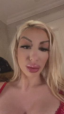 big tits blonde busty lips white girl r/lipsthatgrip gif