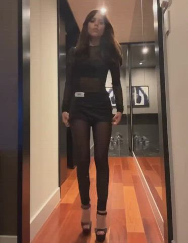 Jenna Ortega - Sexy in heels