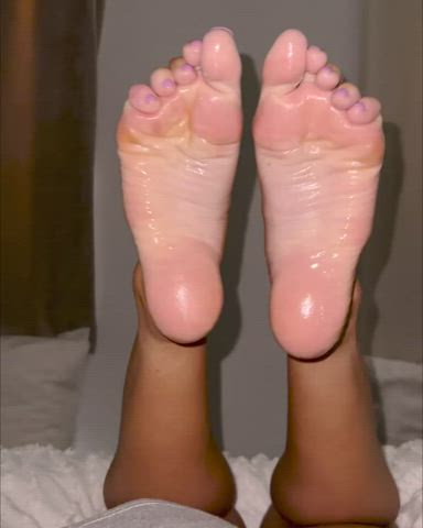 Need someone to worship my slippery soles asap 👅👣