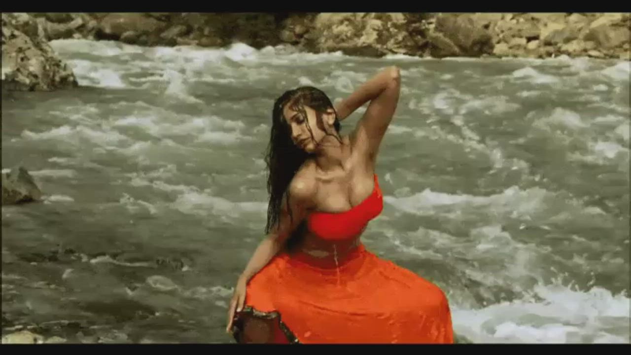 Anaika Soti wet cleavage show